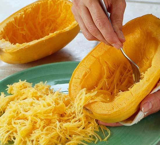 Zucca spaghetti aperta, con i filamenti simili a spaghetti, ottenuti passando la forchetta sulla polpa, all'interno della zucca.